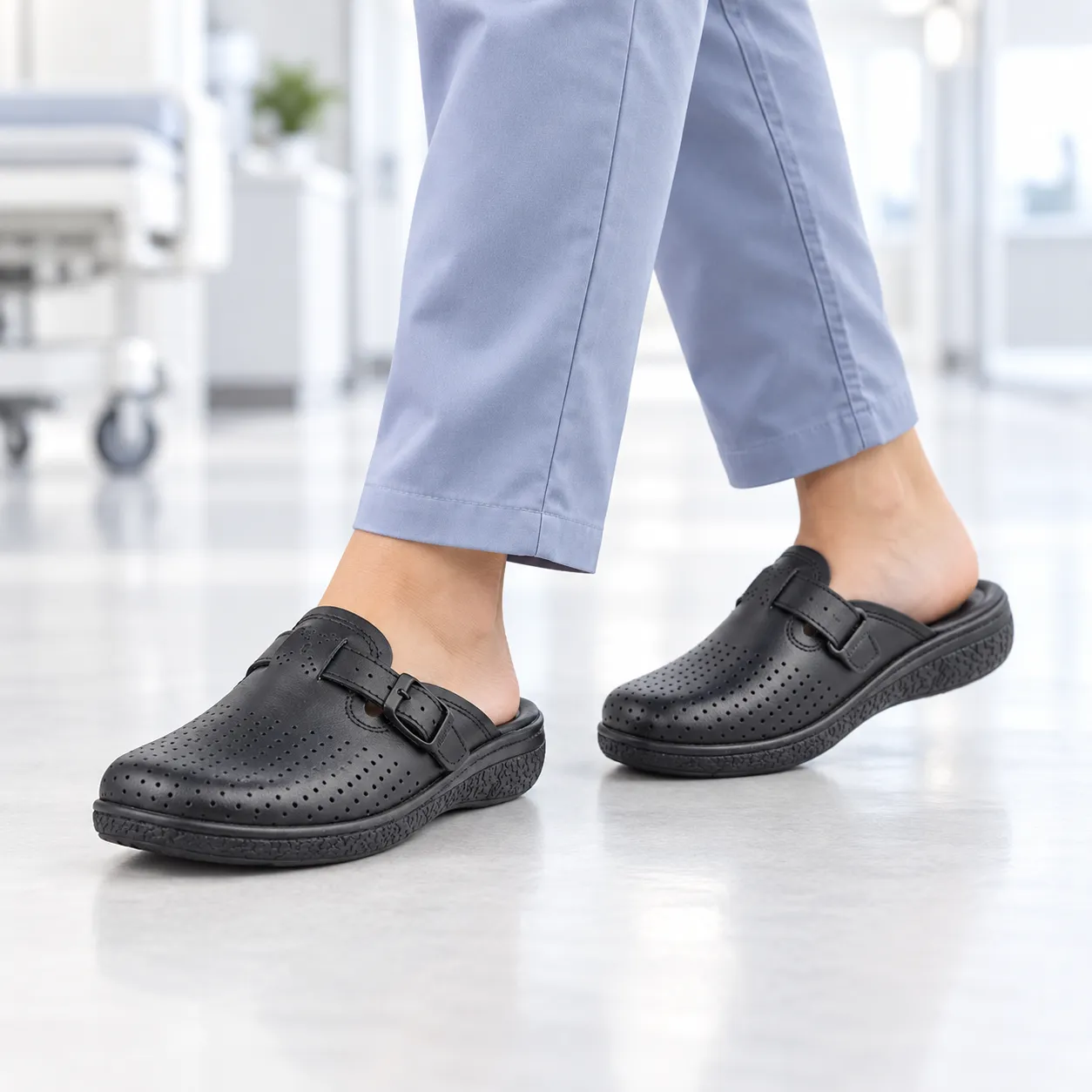 Sabot medicale pour femme 03 noir cuir ........... miniature